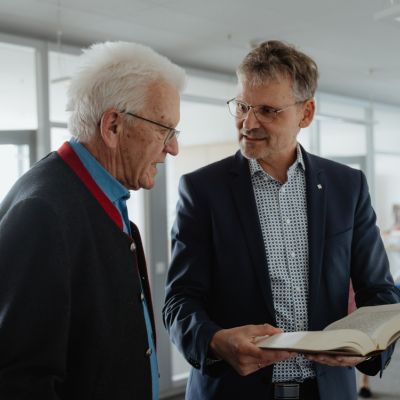 Ministerpräsident Kretschmann besucht Deutsche Bibelgesellschaft